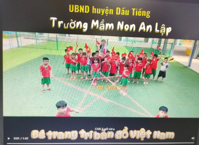 Các bé lớp chồi 2 trang trí cờ tổ quốc Việt Nam