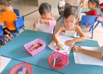 các bé làm đèn trung thu