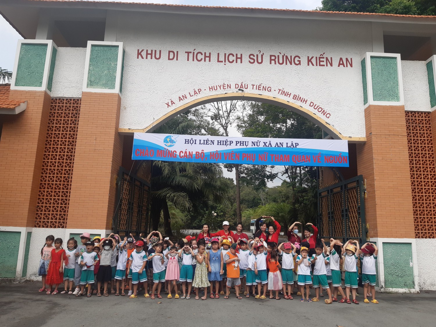 trẻ tham quan rừng lịch sử Kiến An