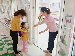 Bé chào cô khi đến lớp