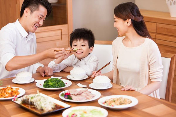 Đừng Thúc Ép, Hãy Kích Thích Trẻ Ăn Uống Một Cách Lành Mạnh