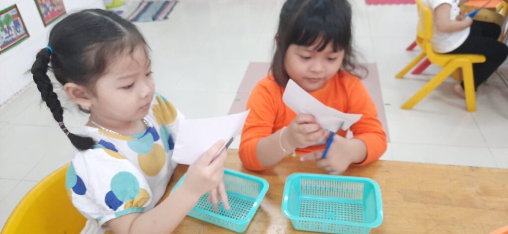 Dạy Trẻ Kỹ Năng Dùng Kéo An Toàn Bố Mẹ Không Thể Bỏ Qua