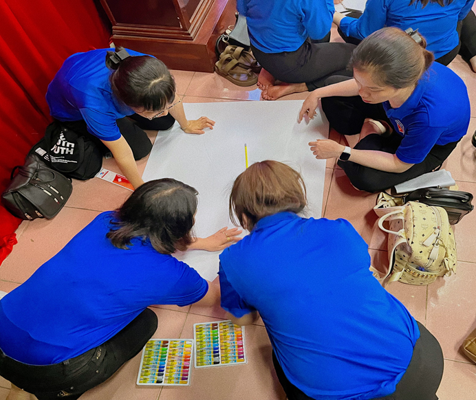 Các công đoàn viên tham gia vẽ tranh